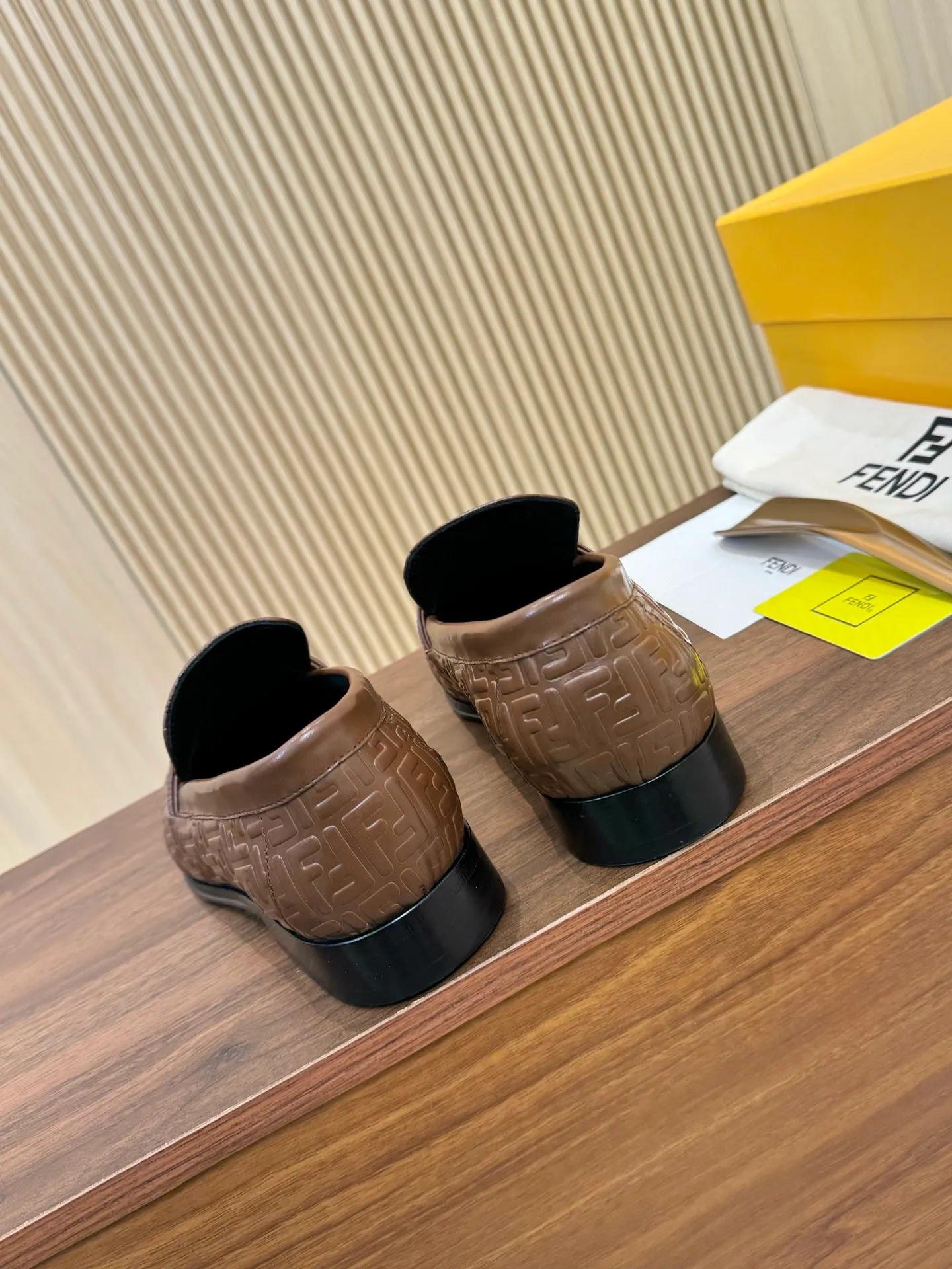 [FENDI] Top P: 980💰 ▪️Size: Men's 39-44. (Customized at 38.45.46) Fendi men's business casual leather shoes Imported brand cloth/calfskin/open edge beads/brand logo printing -Inside: Comfortable cowhide lining -Outsole: Genuine leather outsole with rubber backing embedded in the heel, perfect injection molding -Ultra-high quality control·Fine workmanship: highlighted (high-end·luxury·grade)
